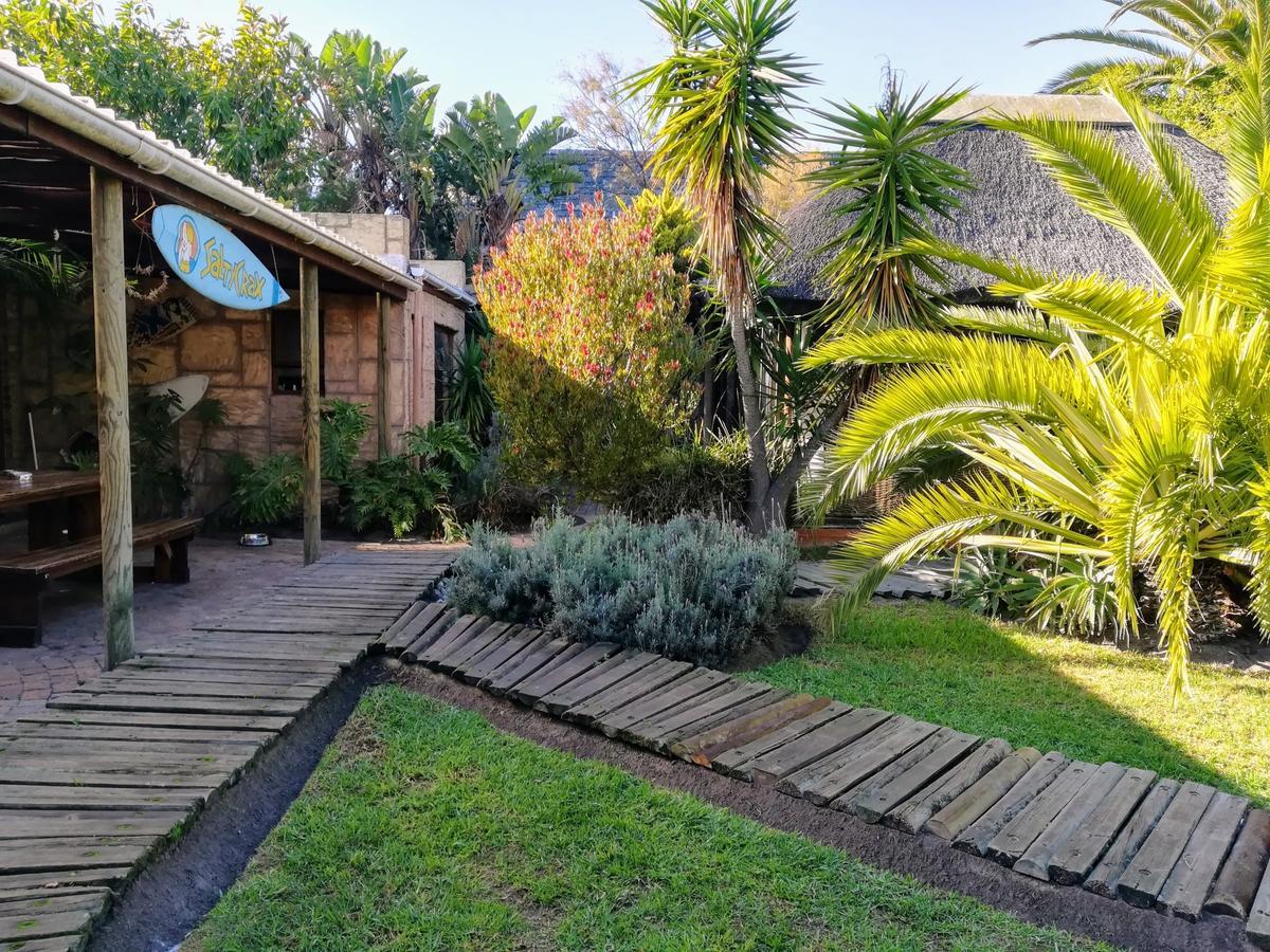 Saltycrax Backpackers And Surf Hostel By Curiocity Bloubergstrand Exterior photo
