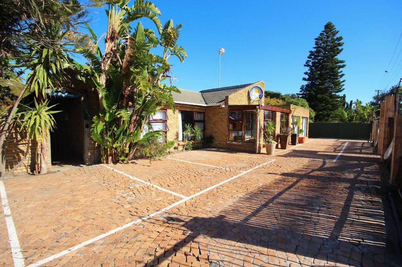 Saltycrax Backpackers And Surf Hostel By Curiocity Bloubergstrand Exterior photo