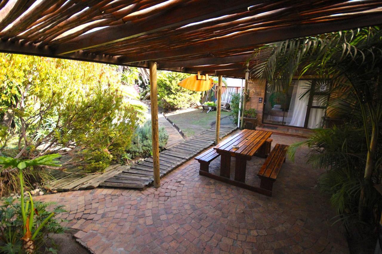 Saltycrax Backpackers And Surf Hostel By Curiocity Bloubergstrand Exterior photo