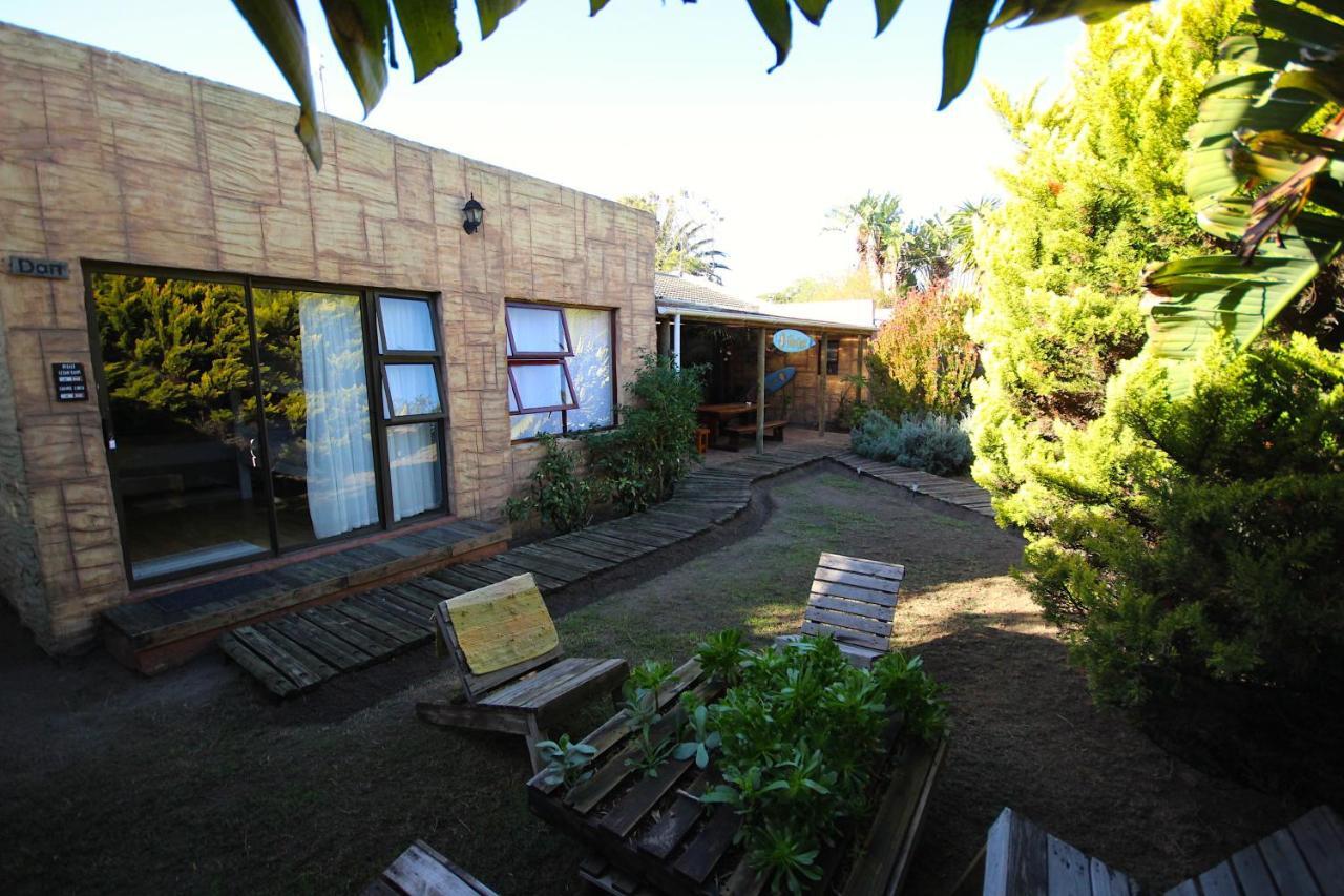 Saltycrax Backpackers And Surf Hostel By Curiocity Bloubergstrand Exterior photo