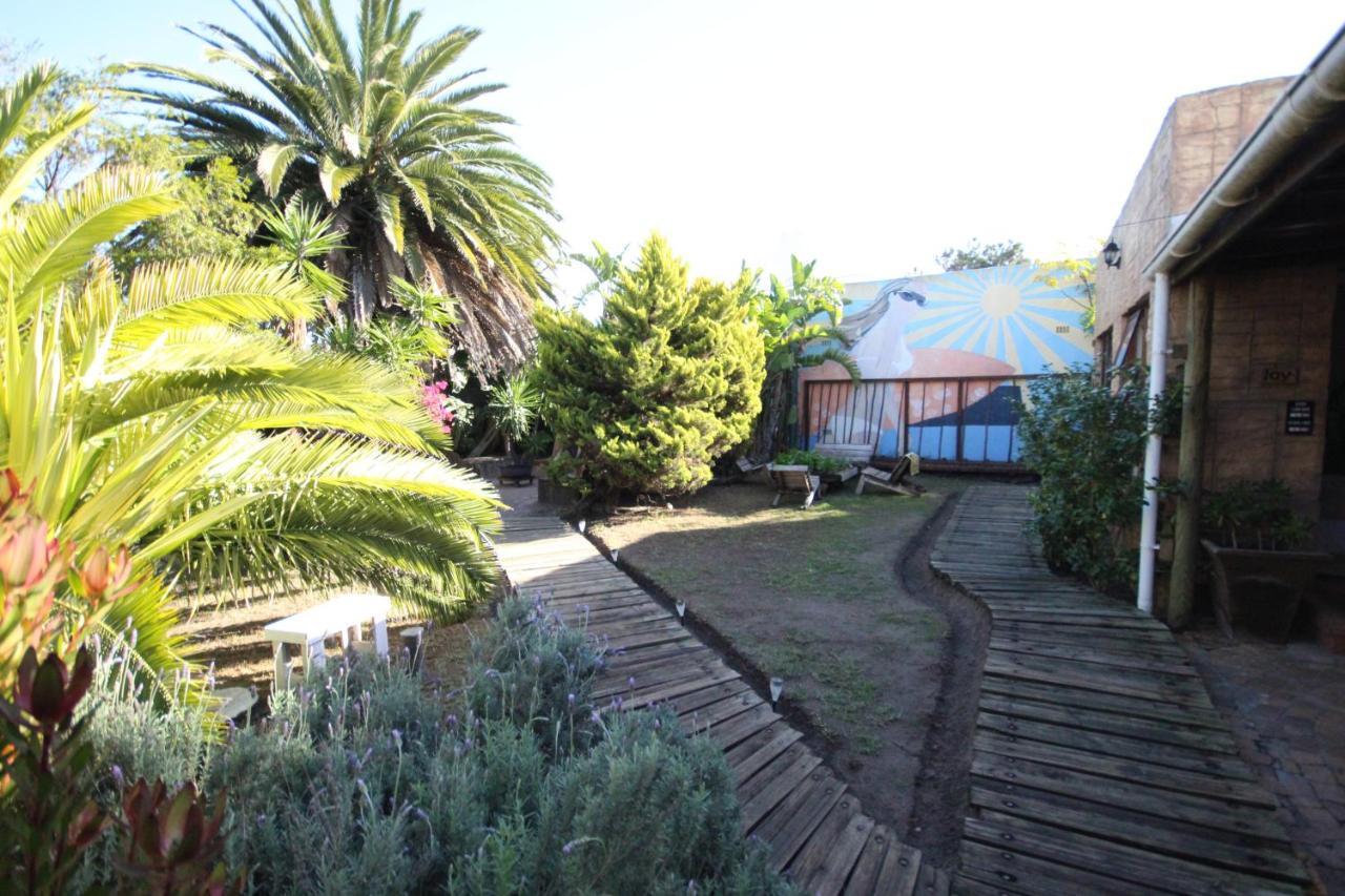Saltycrax Backpackers And Surf Hostel By Curiocity Bloubergstrand Exterior photo